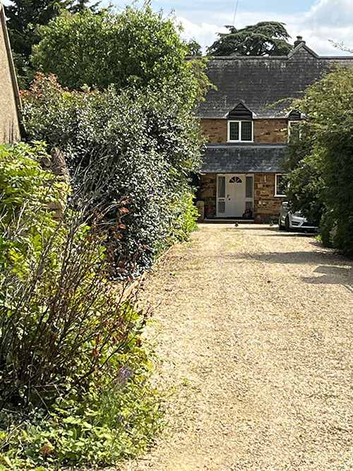 -house_at_the_end_of_the_drive